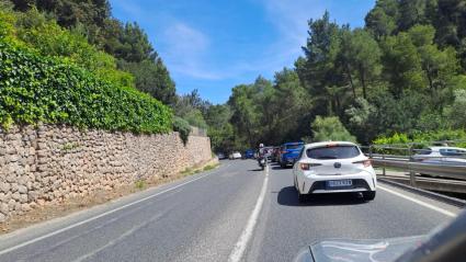 Avui s'han tornat a generar llargues cues a l'entrada de Sóller. Foto: M. S.