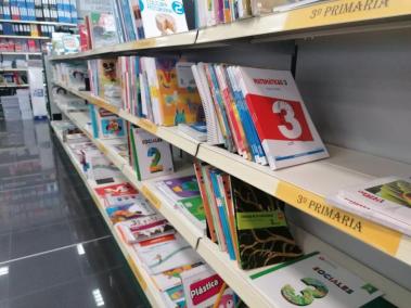 Imatge d'una estanteria amb llibres de text.