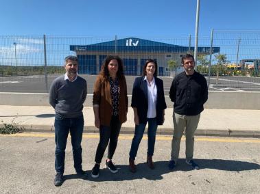 Catalina Cladera i altres membres del PSIB-PSOE davant la seu de la ITV de Calvià.