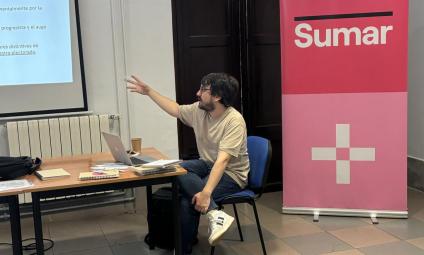 Fabio Cortese, responsable de mobilització estatal de Sumar, ha estat l'encarregat d'impartir el taller.