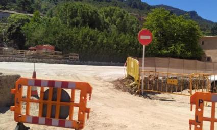 L'entrada a l'aparcament de Can Cera.