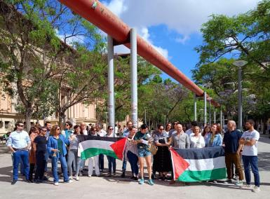 Imatge dels docents de l'IES Ramon Llull amb banderes palestines durant la lectura del manifest.