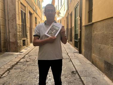 L’autor Plàcid Pérez amb el volum que es presentarà en breu.