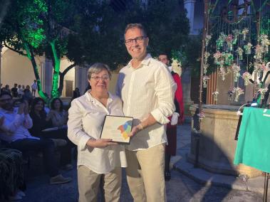 Isabel M. Riera Oliveri Miquel Oliver durant l'acte del pregó de les Fires i Festes de primavera.