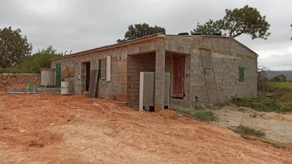 Construcció d'un habitatge en sòl rústic paralitzada l'any 2021.