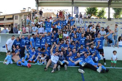 Els jugadors celebrant l'ascens amb l'afició