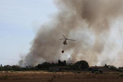 Imatge d'un helicòpter fent tasques d'extinció d'incendis.