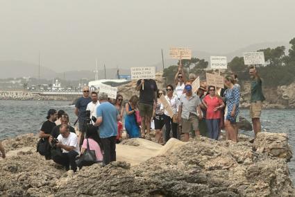 Els veïnats de Bendinat s'han concentrat aquest dissabte davant l'hotel per a protestar contra les obres il·legals.