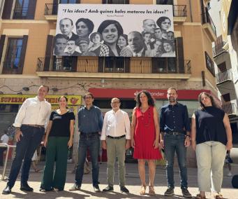 Imatge dels dirigents del PSIB-PSOE amb una gran lona amb Aurora Picornell i els represaliats del franquisme de fons.