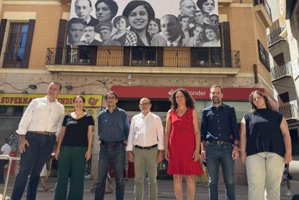 Imatge dels dirigents del PSIB-PSOE amb una gran lona amb Aurora Picornell i els represaliats del franquisme de fons.