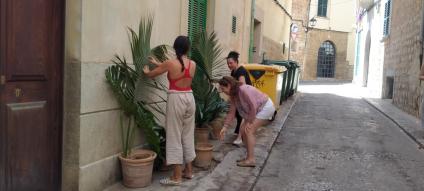 Les veïnades col·locant els cossiols.