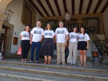 L'oposició va al ple amb les camisetes de les roges del Molinar