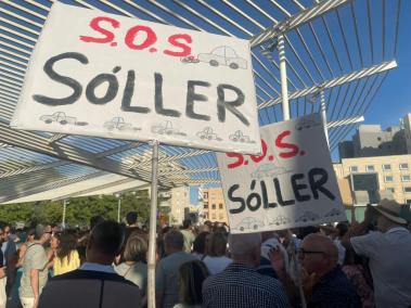 Cartells d'SOS Sóller a la manifestació d'ahir.