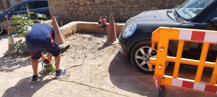 La brigada prepara la plataforma per col·locar una màquina d'ORA.