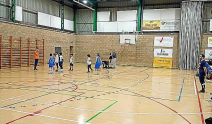 SOLLER - Aigua a la pista. Els preminis varen haver de lluitar dissabte, a ms de contra lequip rival, contra les goteres del pav