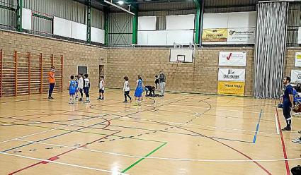 SOLLER - Aigua a la pista. Els preminis varen haver de lluitar dissabte, a ms de contra lequip rival, contra les goteres del pav