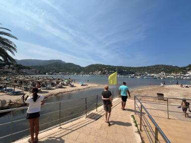 La bandera groga oneja a la platja.