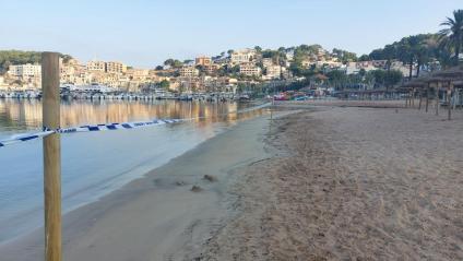 Precinte de seguretat que prohibeix el bany a la platja.
