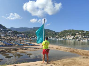 Els socorristes han penjat la bandera verda a la platja.