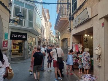 El carrer de sa Lluna cada dia està ple de visitants que recorren aquesta via.