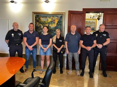 Les dues agents, durant la presentació d'avui.