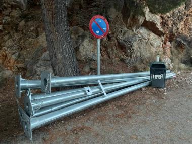 Els suports metàl·lics es troben a una vorera de la carretera.