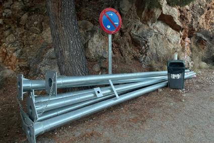 Els suports metàl·lics es troben a una vorera de la carretera.