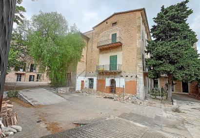 La reforma de l’edifici municipal de les Escolàpies es van interrompre al febrer.