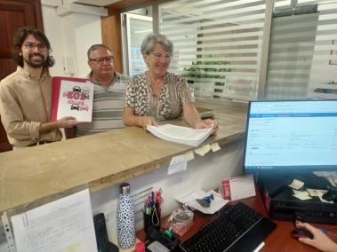 Representants d'SOS Sóller al registre.