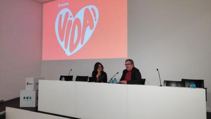 Cristina Ros, directora d'Ara Balears, i Tomeu Martí, director de dBalears, durant la conversa mantinguda en el marc de la FirONA.