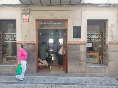 Aquests dies els clients visiten la botiga situada al carrer Bauzá.