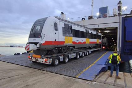 Arribada d'un nou tren per a SFM al port de Palma.