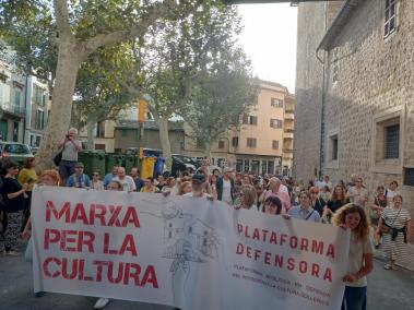 Encapçalament de la marxa per la Cultura.