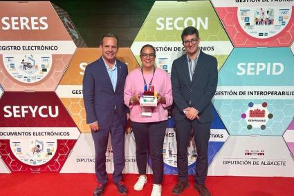 Els responsables del Consell amb el reconeixement a la tasca de la transformació digital.