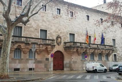 Una funcionària del Govern s'enfronta a vuit anys de presó per manipular unes oposicions per a afavorir la seva filla.