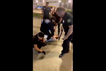 Imatge de la brutal agressió a dos joves per part dels porters de l'Oktoberfest de Barcelona.