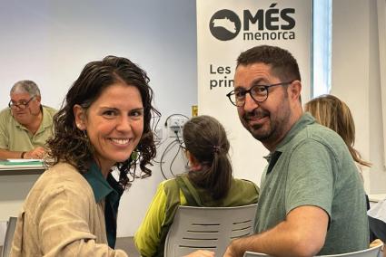 Noemí García, a l'esquerra de la imatge, és elegida nova secretària d'organització de Més per Menorca.