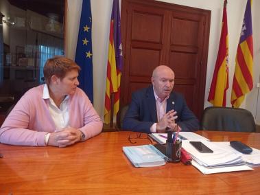 La regidora de Cultura, Antònia Frau i el batle, Miquel Nadal.