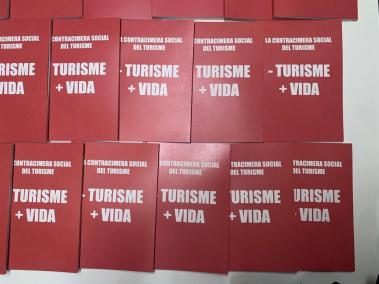 Imatge del llibre d'articles sobre de la Contracimera Social del Turisme presentat per 'Menys turisme, més vida'.