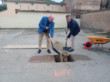 El batle, Miquel Nadal i el conseller d'Educació, Antoni Vera.