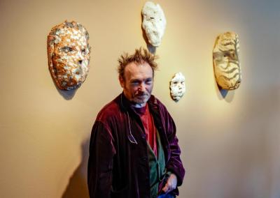 Imatge de l'artista felanitxer Miquel Barceló envoltat per les seves creacions ceràmiques.