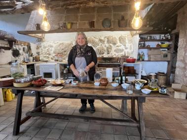 Joana Dols mostra com fer un pa amb oli a la visita.