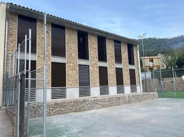 L’edifici té dues plantes dotades amb un total de sis aules.