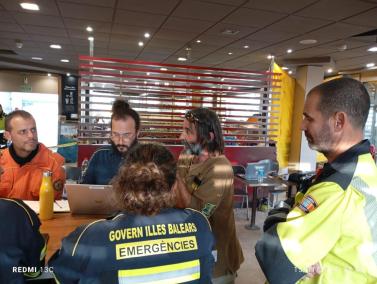 Reunió de coordinació entre els professionals d’emergències. Al centre, Toni Suñer.