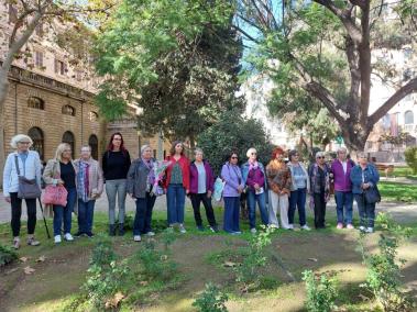 Una vintena de dones, convocades pel Moviment Feminista de Mallorca, han homenatjat aquest dissabte les víctimes de violència masclista.