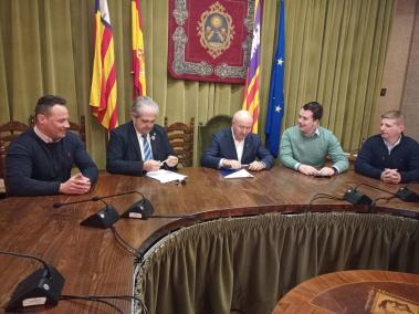 El conseller, Rafel Bosch i el batle, Miquel Nadal, al centre.