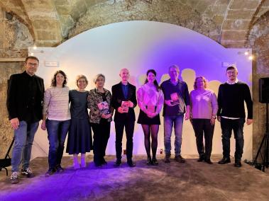 Imatge de les autoritats amb els guardonats i els seus llibres editats.