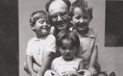 Imatge del poeta valencià Vicent Andrés Estellés amb la seva família.