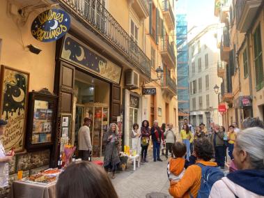 Miquela Serra, al centre de la rotllana, durant el vermut de celebració de la seva jubilació celebrat aquest dissabte.