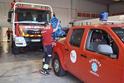 Imatge d'un grup de bombers de Menorca fent tasques de manteniment dels equipaments.